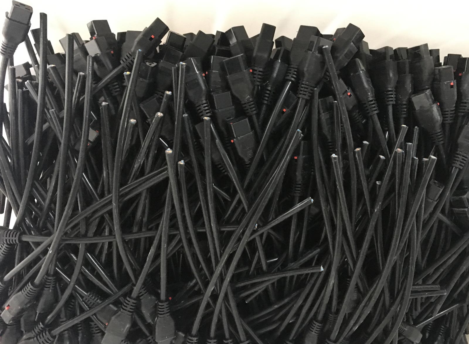 Manufacturer-Base-IEC-60320-C13-Self-Locking-Receptacle.jpg