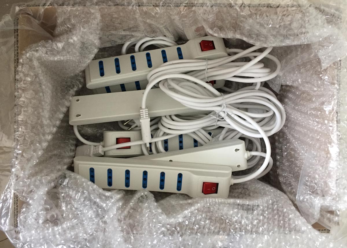 Italy-6-outlet-power-strip-package.jpg